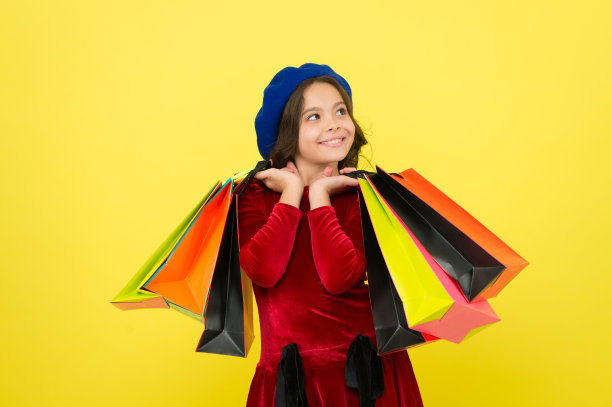 生日礼物和圣诞礼物。购物中心大减价。国际儿童日。带着购物袋的小女孩。网上购物快乐。高质量的服务。在家购物图片下载