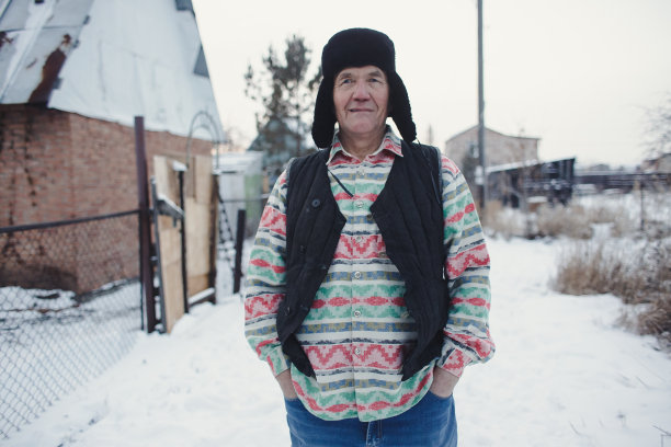 老人的肖像穿着暖和的工作服图片下载