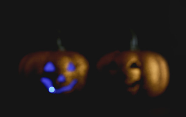 散焦的背景万圣节。万圣节的南瓜，o杰克灯笼，在黑蓝色的背景。万圣节的节日。本空间图片下载