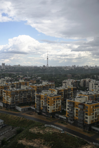 公寓大楼在美丽的云彩的背景下。高层建筑是用人们居住的面板结构建造的。库存图片背景图片下载