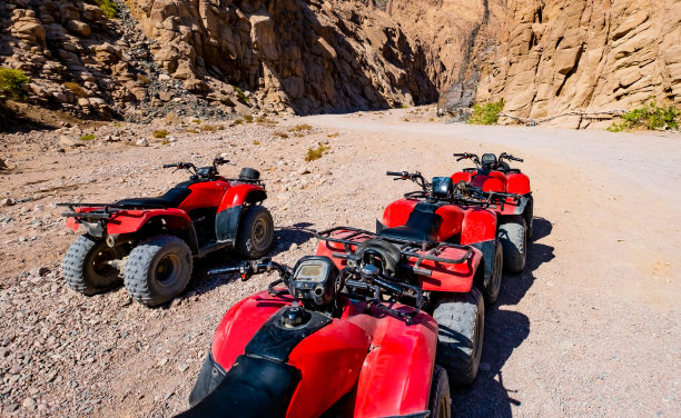 在红色四轮车上的ATV狩猎图片下载