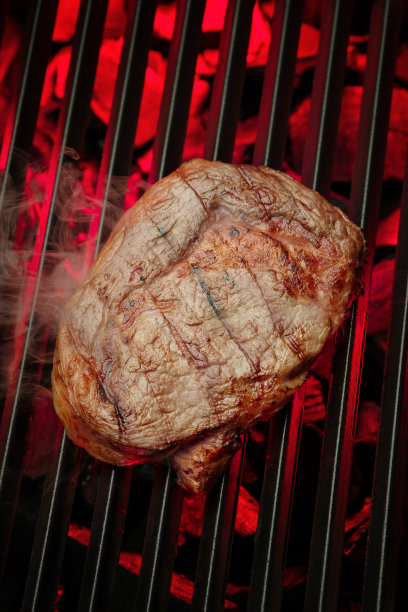 在烤架上烤肉图片下载