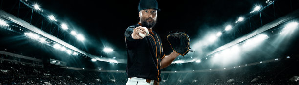 宽的照片。在大舞台上带球的职业棒球运动员。在运动场上的球员。图片下载