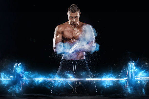 强壮肌肉健美运动员的照片，在黑色的背景上举起杠铃的肌肉。健身能量概念。图片下载