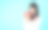 亚洲女学生拿着一个心形盒子。图片下载