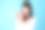 亚洲女学生拿着一个心形盒子。图片下载