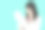 亚洲女学生检查她的皮肤。图片下载