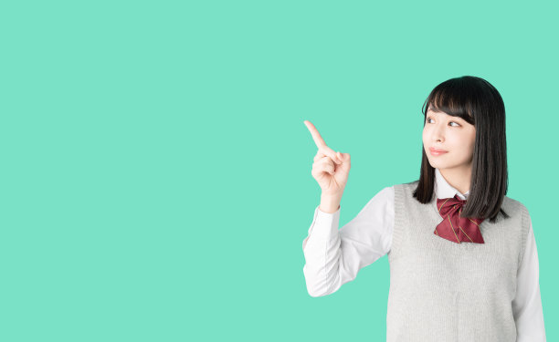 亚洲女学生指着空白的地方。图片下载