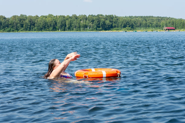 一个在水中的人得到一条救生索来帮助。拯救溺水的概念图片下载