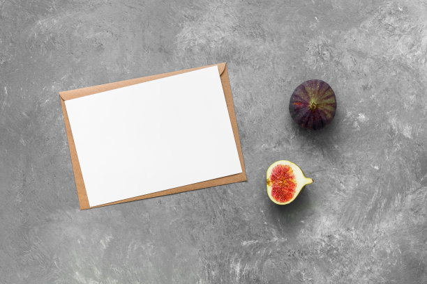 空白纸卡模型与信封和新鲜无花果。灰色的具体背景。公司法人身份模板。现代极简静物画。俯视图，平放图片下载