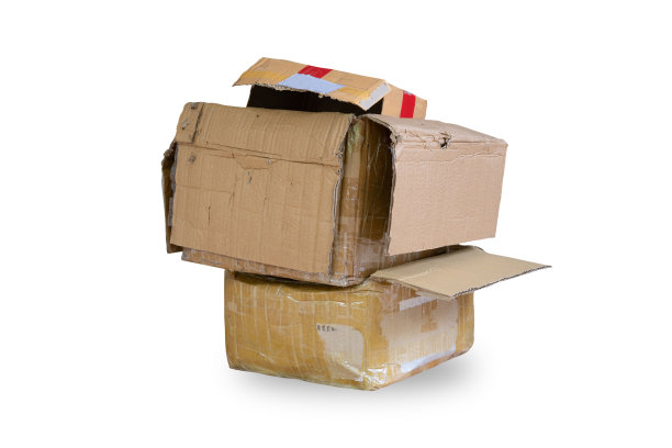 旧的纸板箱孤立在白色的背景上。图片下载