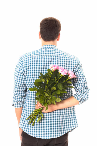 花交付。背后有一束粉色玫瑰的男人被隔离在白色的地上。模拟和复制空间。母亲节图片下载