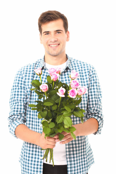 花交付。背后有一束粉色玫瑰的男人被隔离在白色的地上。模拟和复制空间。生日图片下载
