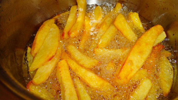 在金属锅里炸炸薯条的过程图片下载