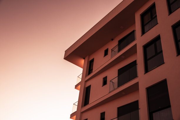 极简主义的照片，一个现代建筑在晴朗的天空背景下，温暖的阴影图片下载