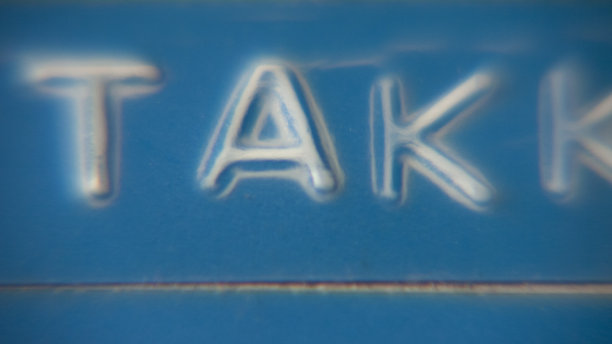 金属上的文字特写镜头图片下载