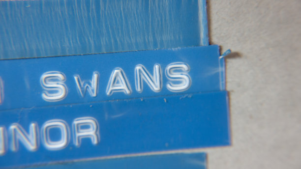 蓝色墙上文字特写图片下载