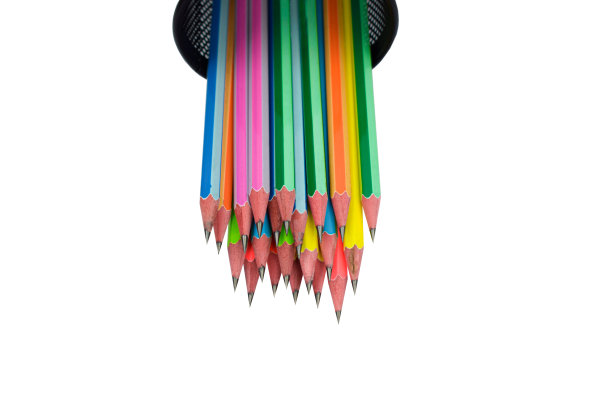 一个装满不同颜色的木蜡笔的罐子在白纸的背景上图片下载