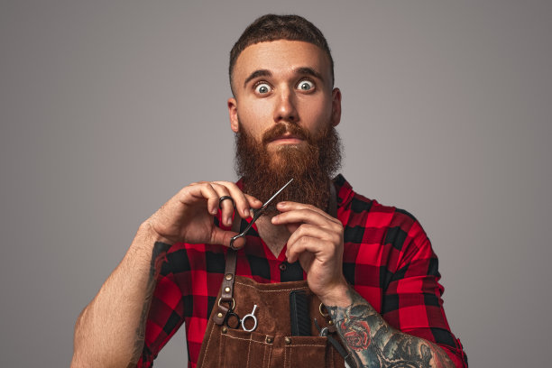 疯狂的理发师剪着姜黄色的胡子图片下载