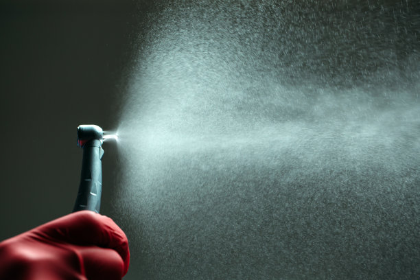 牙科用钻石圆柱钻，带手片和喷水器。图片下载