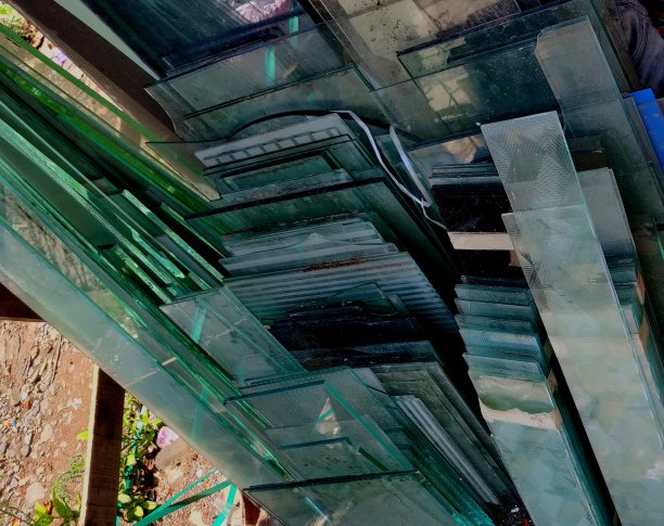 玻璃厂外的多层切割玻璃片图片下载