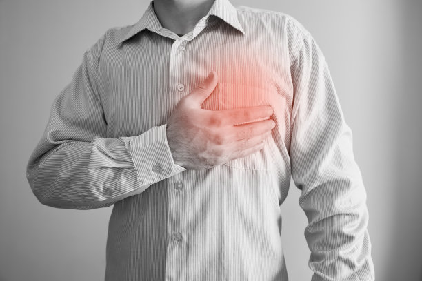 男人手捂胸口图片下载