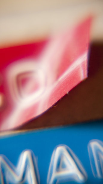 桌子上的纸的特写镜头图片下载