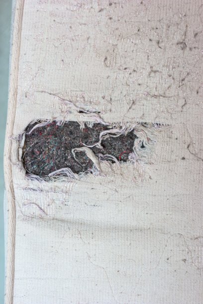 撕破旧床垫前近距离观察填充和纤维图片下载