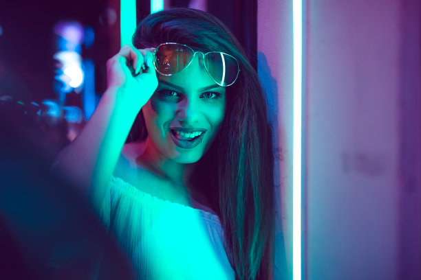 女人与霓虹灯图片下载