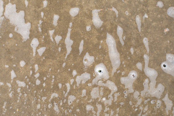 水泥地板上的洗发水泡沫。院子里湿地板的质地。泡沫和泡沫后水洗条纹，背景背景纹理效果图片下载