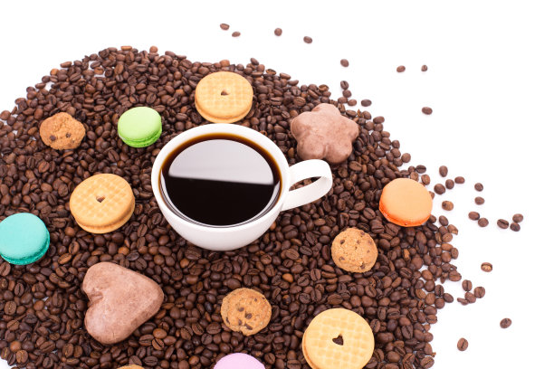 一杯用咖啡豆和各种糖果做成的咖啡。图片下载