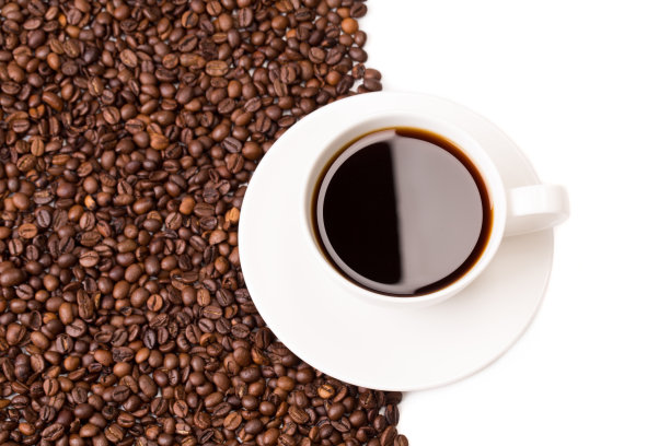 一杯咖啡的背景是咖啡豆。图片下载