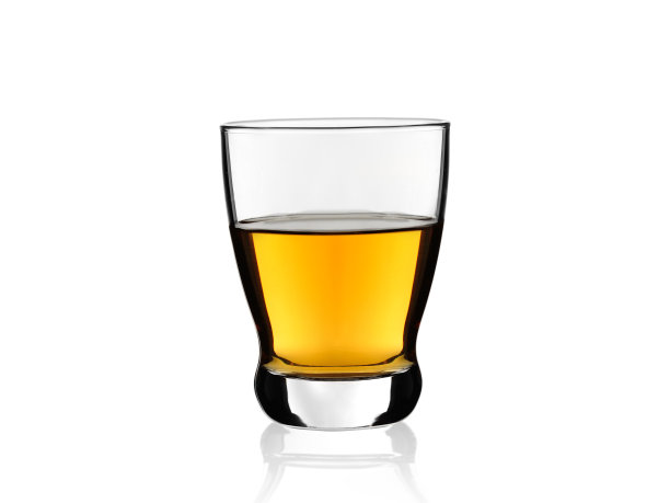 威士忌放在小酒杯里，在白色的背景上反射图片下载