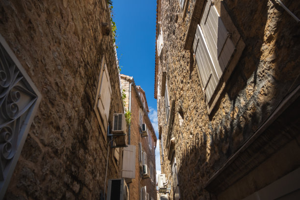 老城区非常狭窄的街道，石头房子状况良好，这是来自布德瓦的照片图片下载