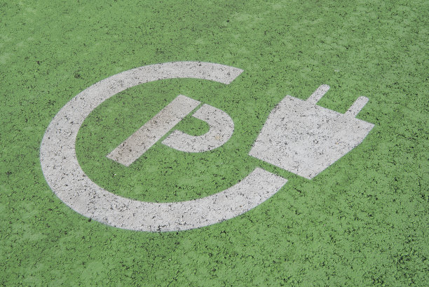 在柏油路停车场为电动汽车充电的绿色标志图片下载