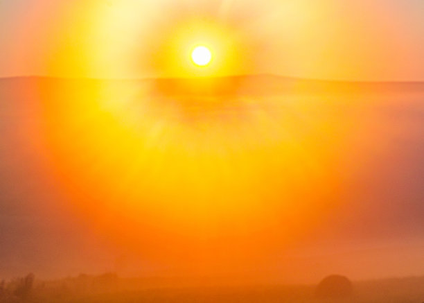 整个光谱和圆形光线的日出。图片下载
