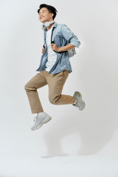 全身轮廓侧面照片兴奋的家伙跳跑享受夏季周末旅游抱背包图片下载