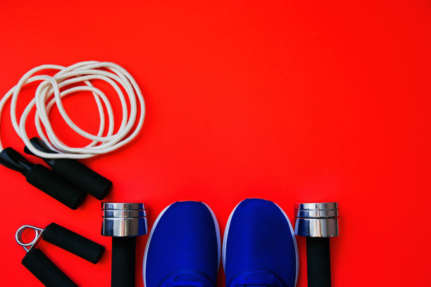 红色背景上的一套运动工具和训练器。图片下载