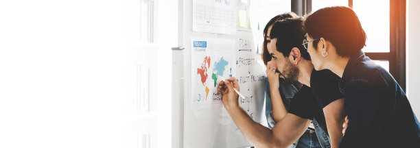 商务人士在办公室开会，用便签分享想法。头脑风暴和教学或指导导师的概念。在白板上绘制图表或挂图。全景图像图片下载