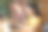 快乐的女孩在咖啡馆里用笔记本电脑打字图片下载