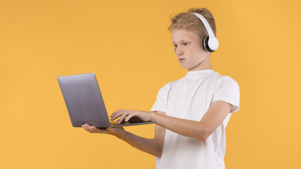 专注的青少年站在笔记本电脑和打字图片下载