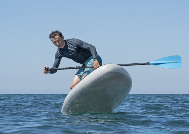 男子在站立式划水板上冲浪图片下载