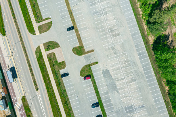 有空停车位的户外停车场。航空摄影图片下载