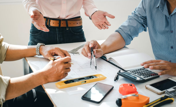 工程师和承包商一起规划项目蓝图。图片下载