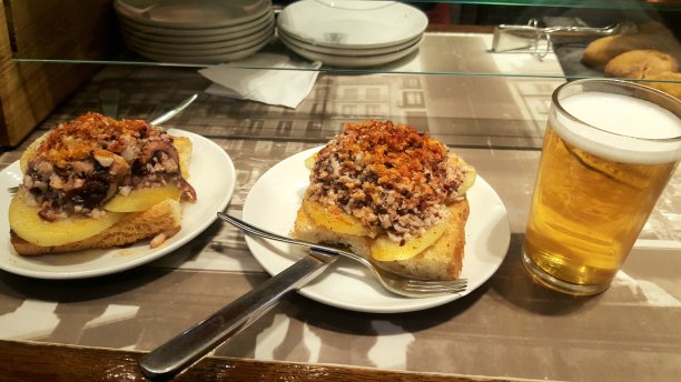 章鱼配土豆和面包图片下载