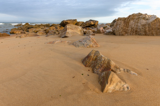 夏日清晨，岩石间的沙滩图片下载