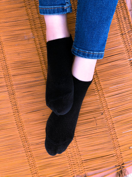 脚穿黑袜子图片下载