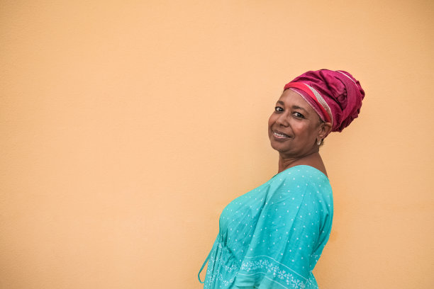 美丽的非洲妇女头巾和传统服装图片下载