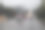 在雨后从道路上看的晚上街道汽车交通的散焦图片。图片下载