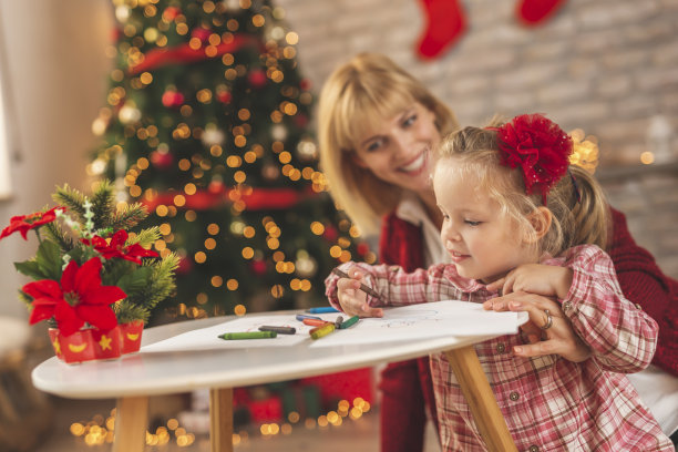 妈妈和女儿在为圣诞老人装饰一封信图片下载